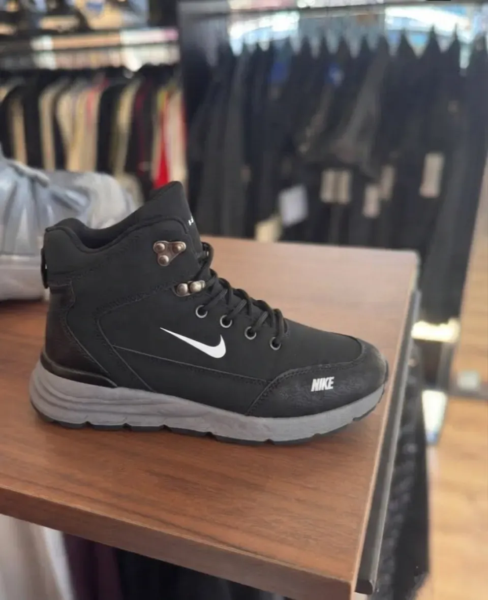 Черни спортни обувки Nike тип боти