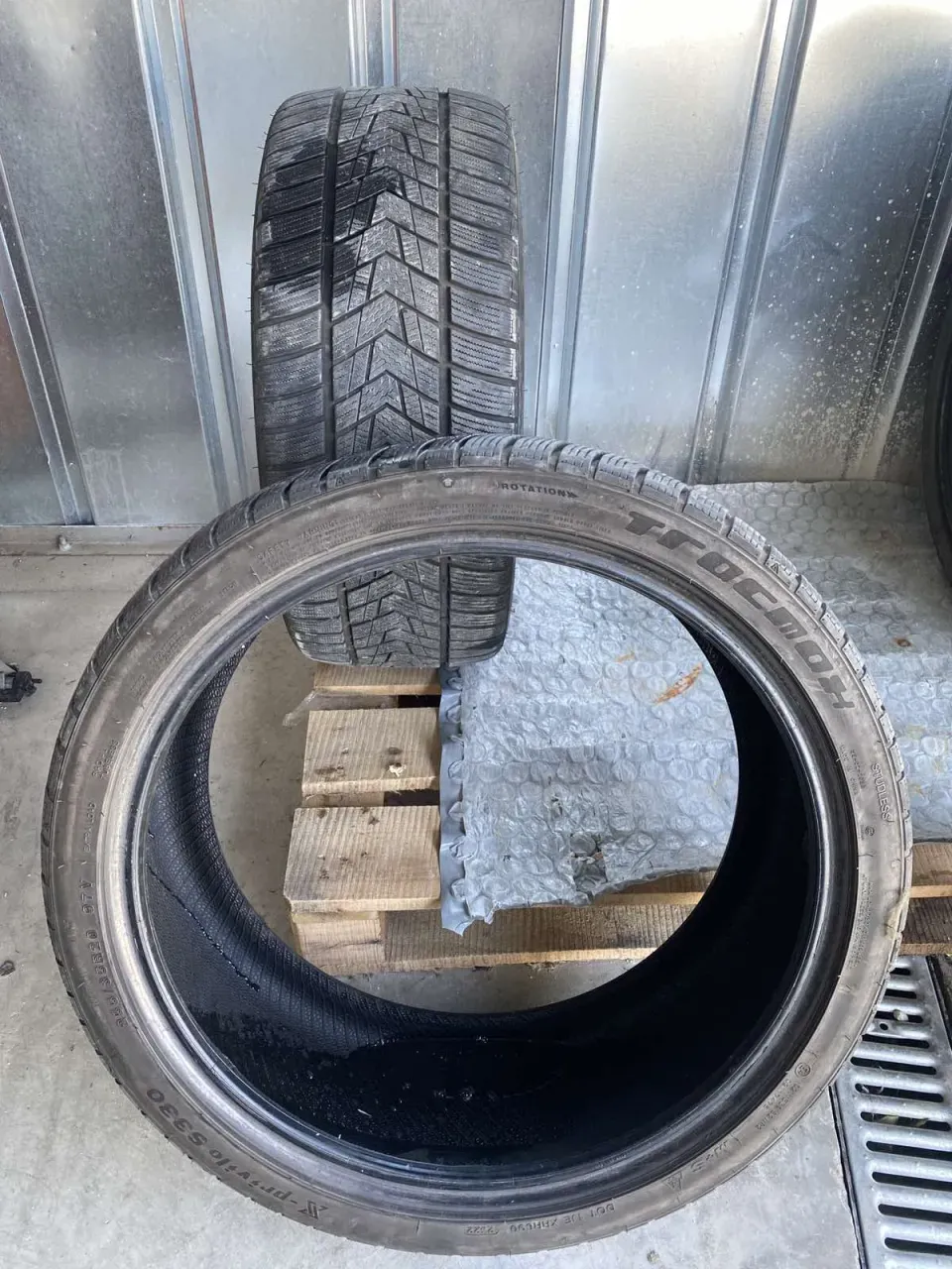 Два броя зимни гуми 255/35/20