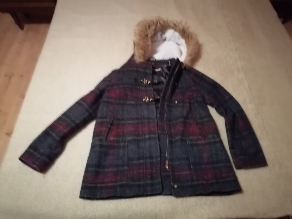 Продавам дамско зимно яке.